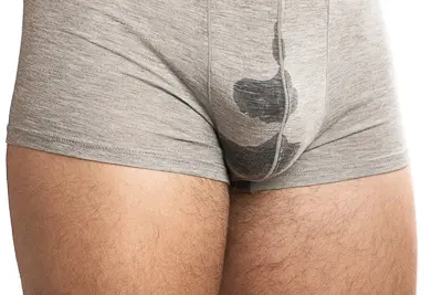 Imagen que muestra a un hombre con ropa interior manchada por incontinencia urinaria.