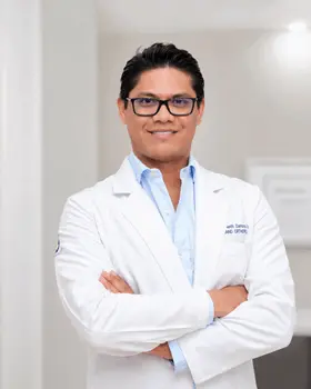 medico urologo profesional con bata blanca en consultorio en queretaro