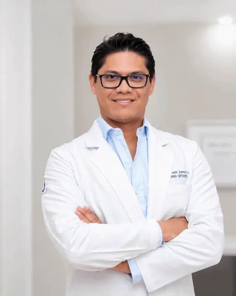 medico urologo profesional con bata blanca en consultorio en queretaro